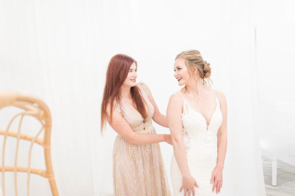 Kaitlin Mendoza Photography explains how to create a photography friendly wedding timeline