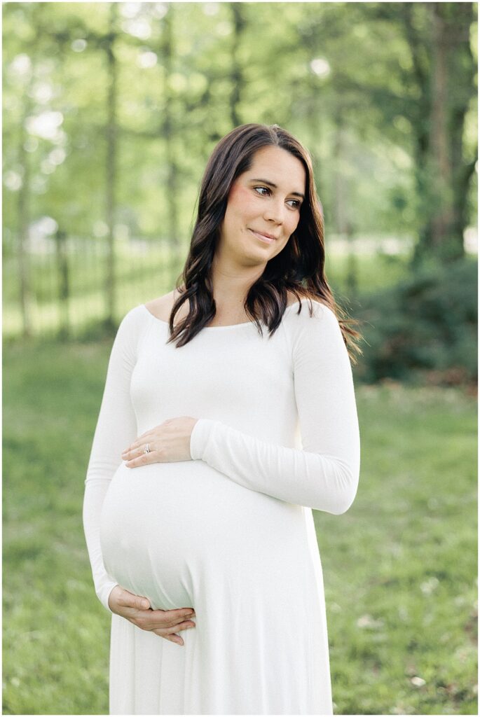 Where to buy maternity photoshoot dresses in Indianapolis, Indiana written by Indianapolis Newborn Photographer, Kaitlin Mendoza Photography.