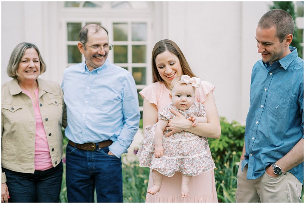 Kaitlin Mendoza Photography captures extended family photos in Indianapolis, Indiana at Newfields