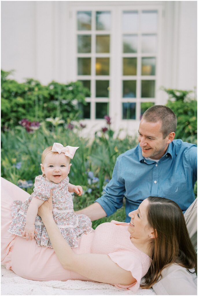 Kaitlin Mendoza Photography captures extended family photos in Indianapolis, Indiana at Newfields