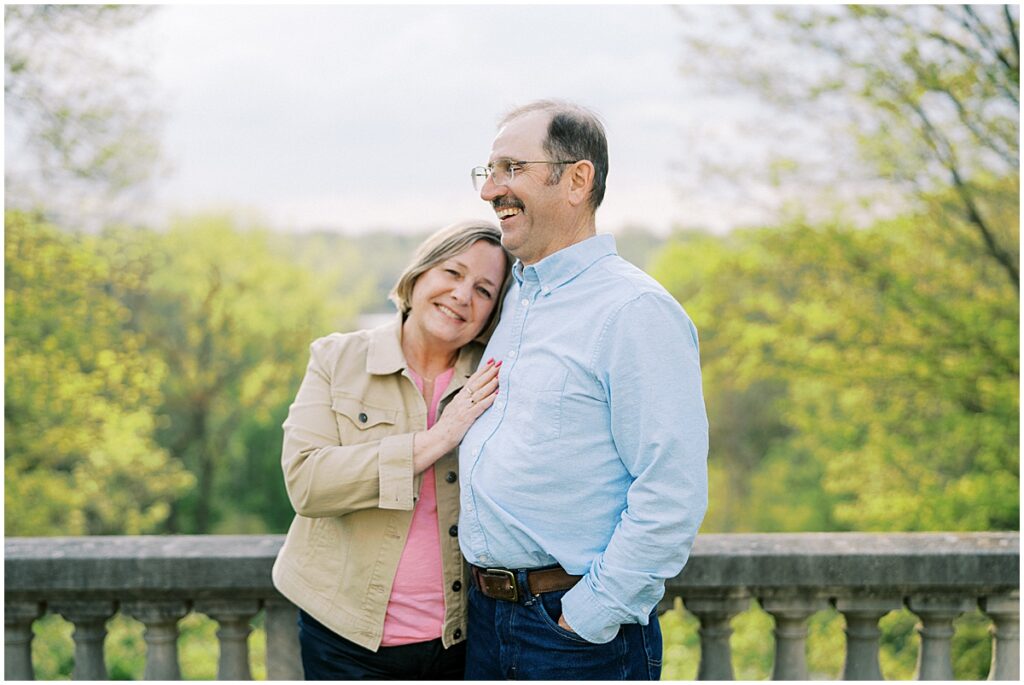 Kaitlin Mendoza Photography captures extended family photos in Indianapolis, Indiana at Newfields