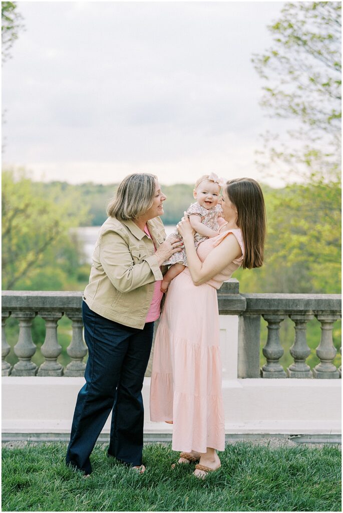 Kaitlin Mendoza Photography captures extended family photos in Indianapolis, Indiana at Newfields