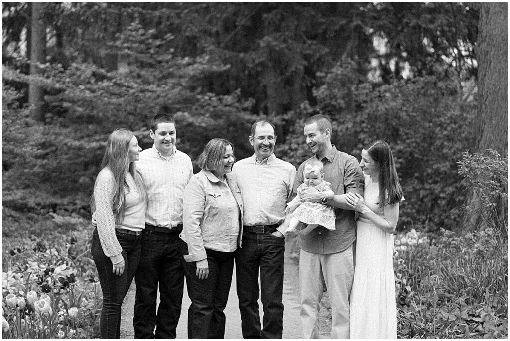 Kaitlin Mendoza Photography captures extended family photos in Indianapolis, Indiana at Newfields