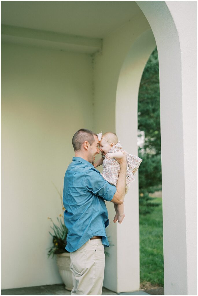 Kaitlin Mendoza Photography captures extended family photos in Indianapolis, Indiana at Newfields