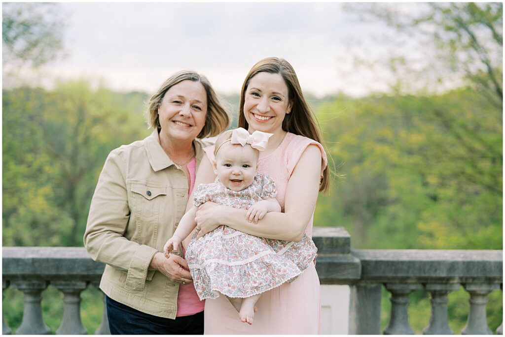 Kaitlin Mendoza Photography captures extended family photos in Indianapolis, Indiana at Newfields