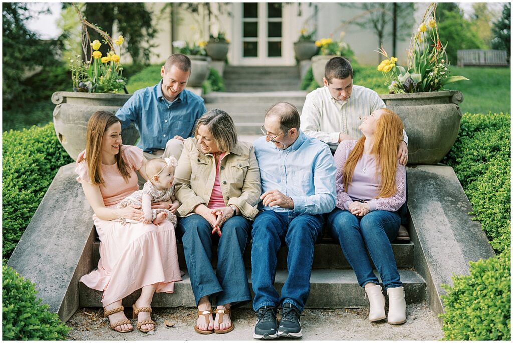 Kaitlin Mendoza Photography captures extended family photos in Indianapolis, Indiana at Newfields