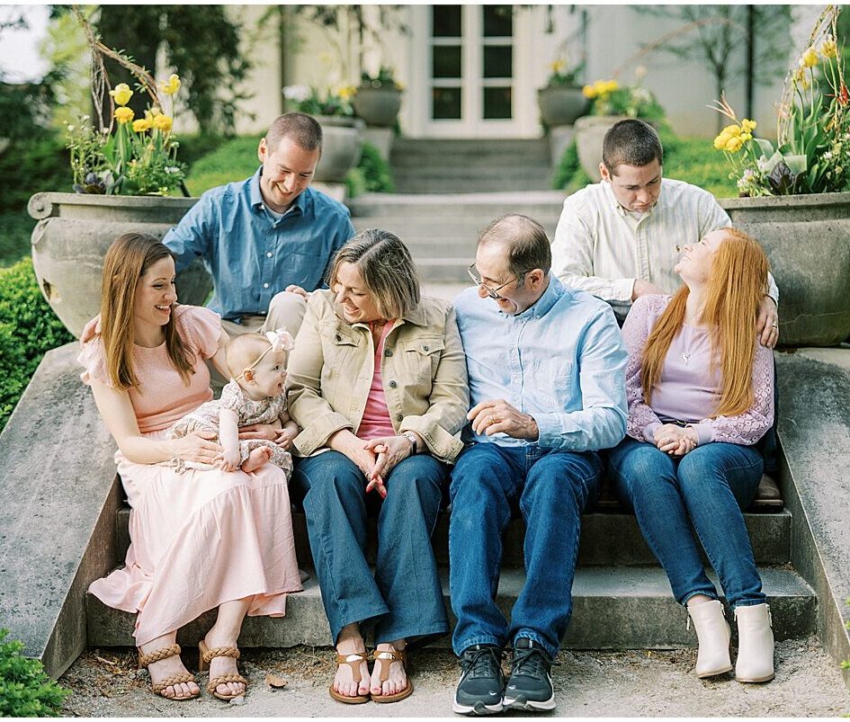 Kaitlin Mendoza Photography captures extended family photos in Indianapolis, Indiana at Newfields