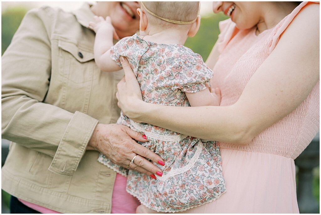 Kaitlin Mendoza Photography captures extended family photos in Indianapolis, Indiana at Newfields