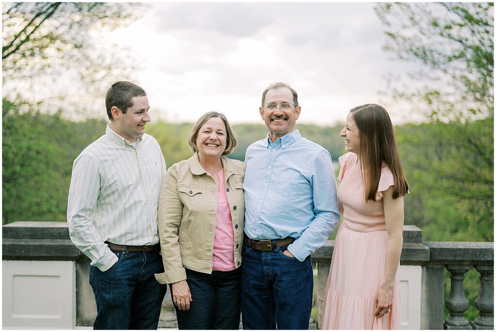 Kaitlin Mendoza Photography captures extended family photos in Indianapolis, Indiana at Newfields