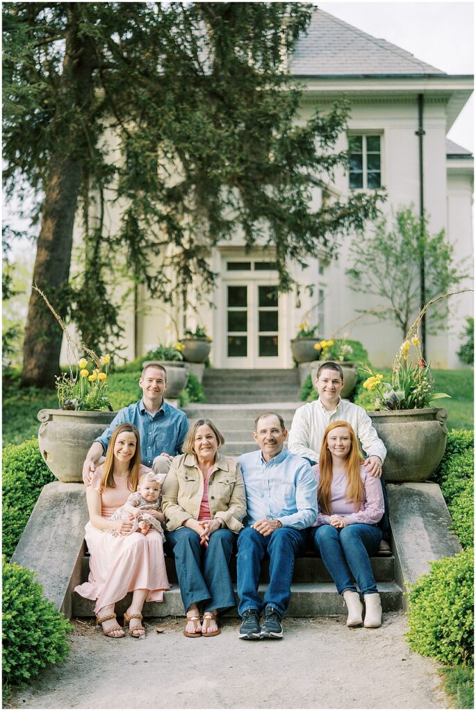 Kaitlin Mendoza Photography captures extended family photos in Indianapolis, Indiana at Newfields