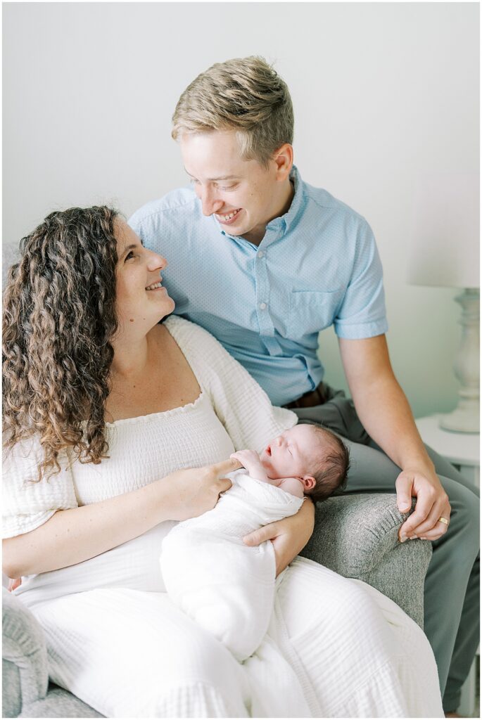 Kaitlin Mendoza is a Carmel, Indiana newborn photographer who took photos of Evie and her first time parents in their home.