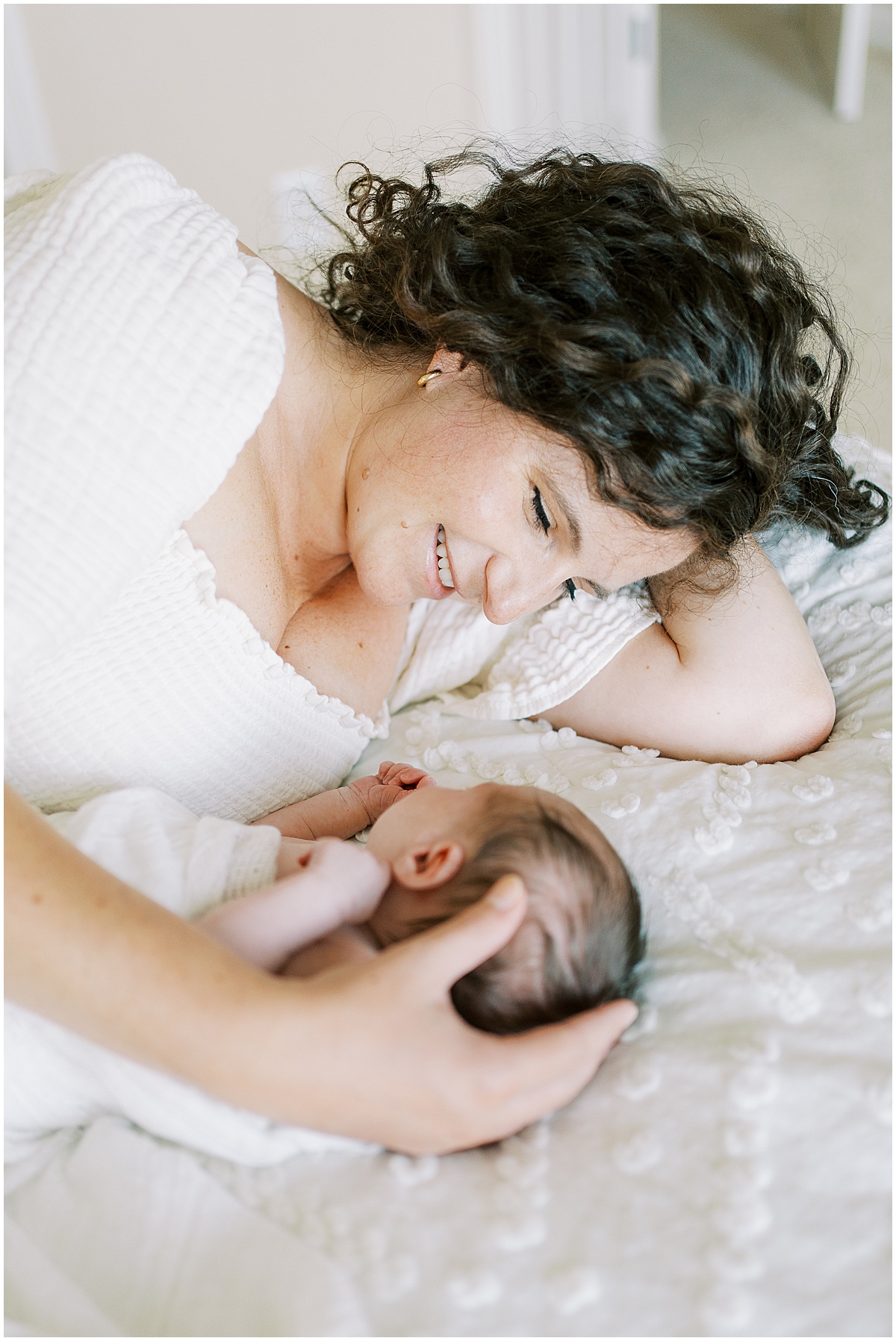 Kaitlin Mendoza is a Carmel, Indiana newborn photographer who took photos of Evie and her first time parents in their home.
