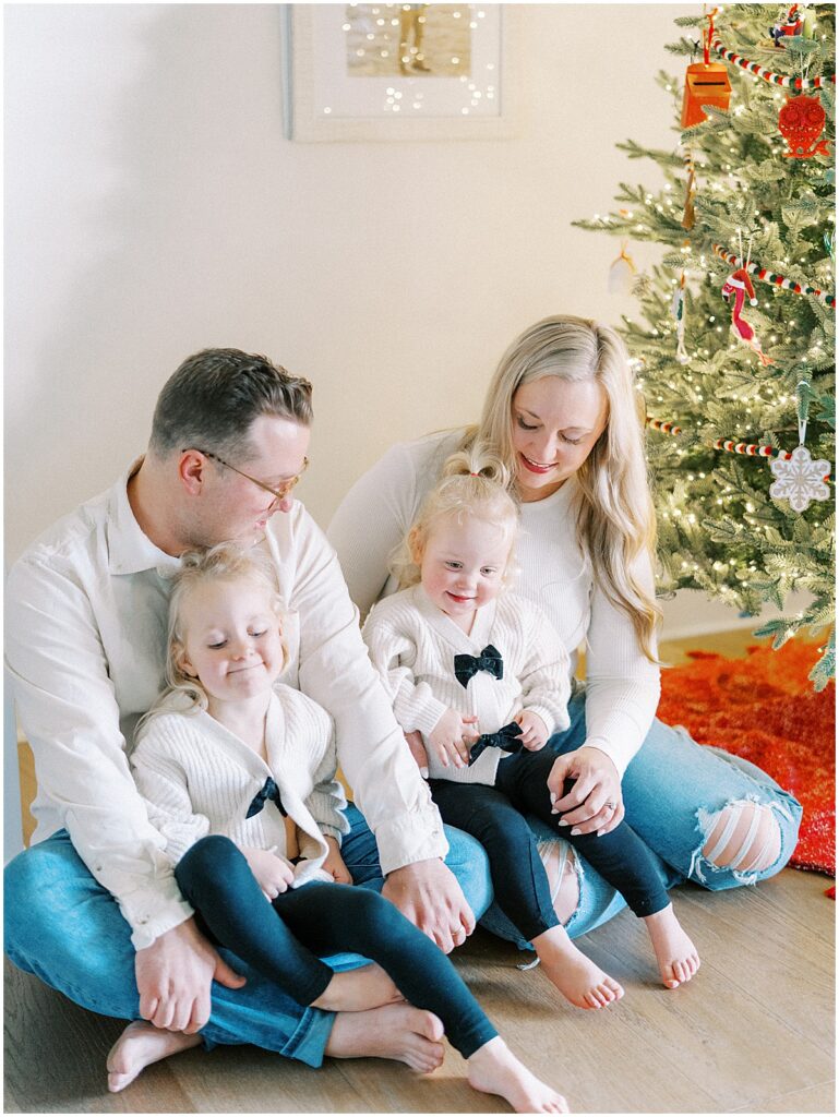 Kaitlin Mendoza is an in-home Indianapolis family photographer that captured holiday magic and moments with The Smith family.