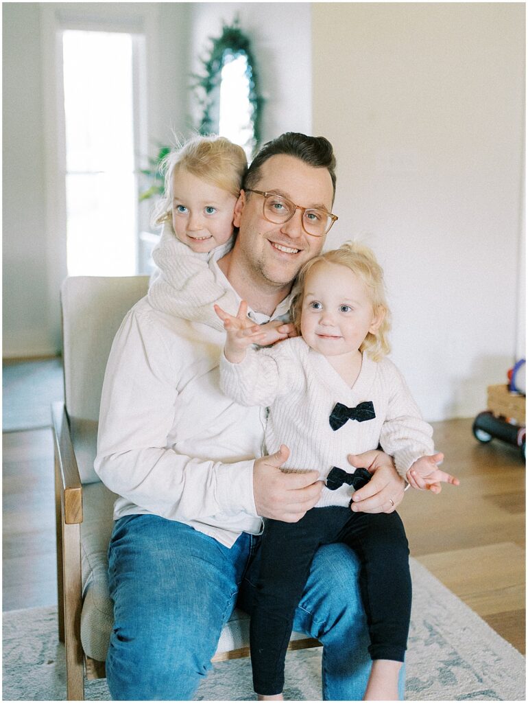 Kaitlin Mendoza is an in-home Indianapolis family photographer that captured holiday magic and moments with The Smith family.