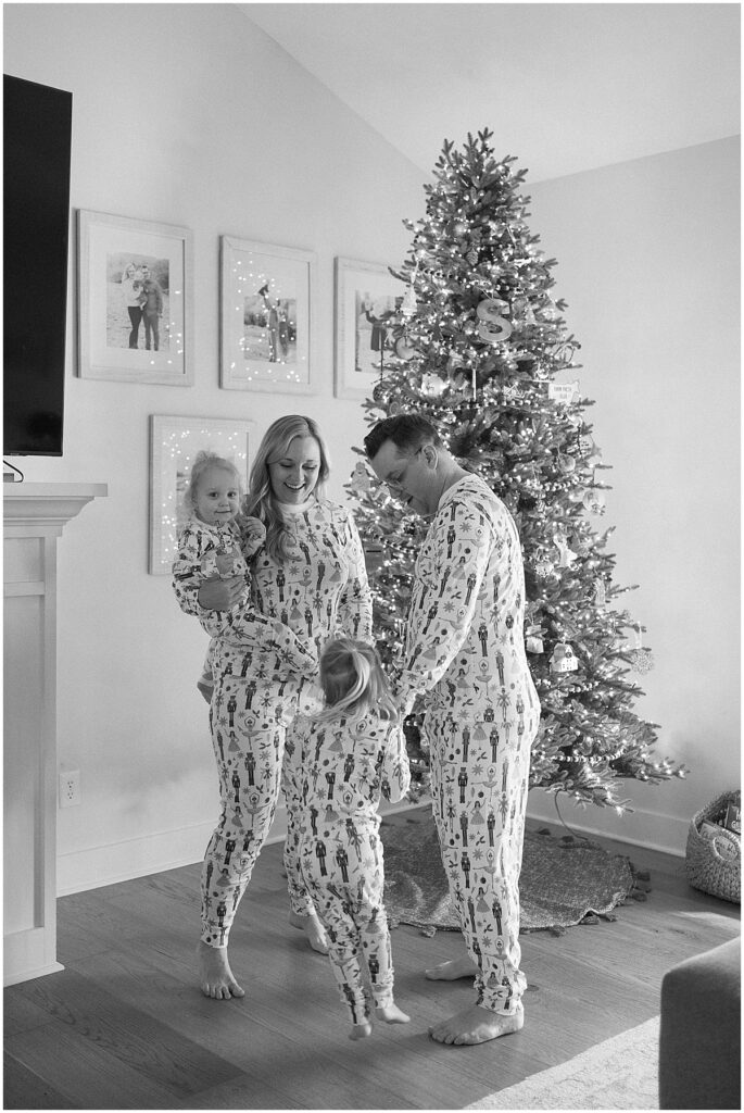 Kaitlin Mendoza is an in-home Indianapolis family photographer that captured holiday magic and moments with The Smith family.