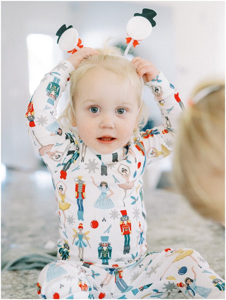 Kaitlin Mendoza is an in-home Indianapolis family photographer that captured holiday magic and moments with The Smith family.