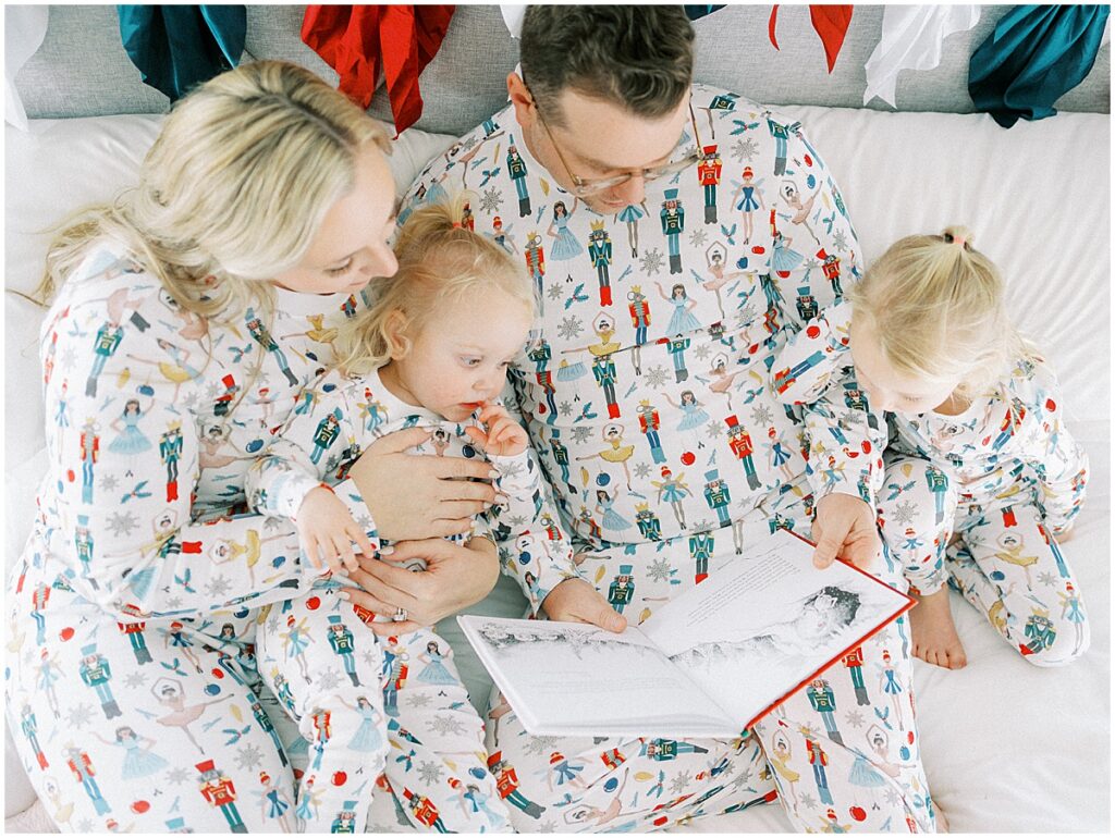 Kaitlin Mendoza is an in-home Indianapolis family photographer that captured holiday magic and moments with The Smith family.