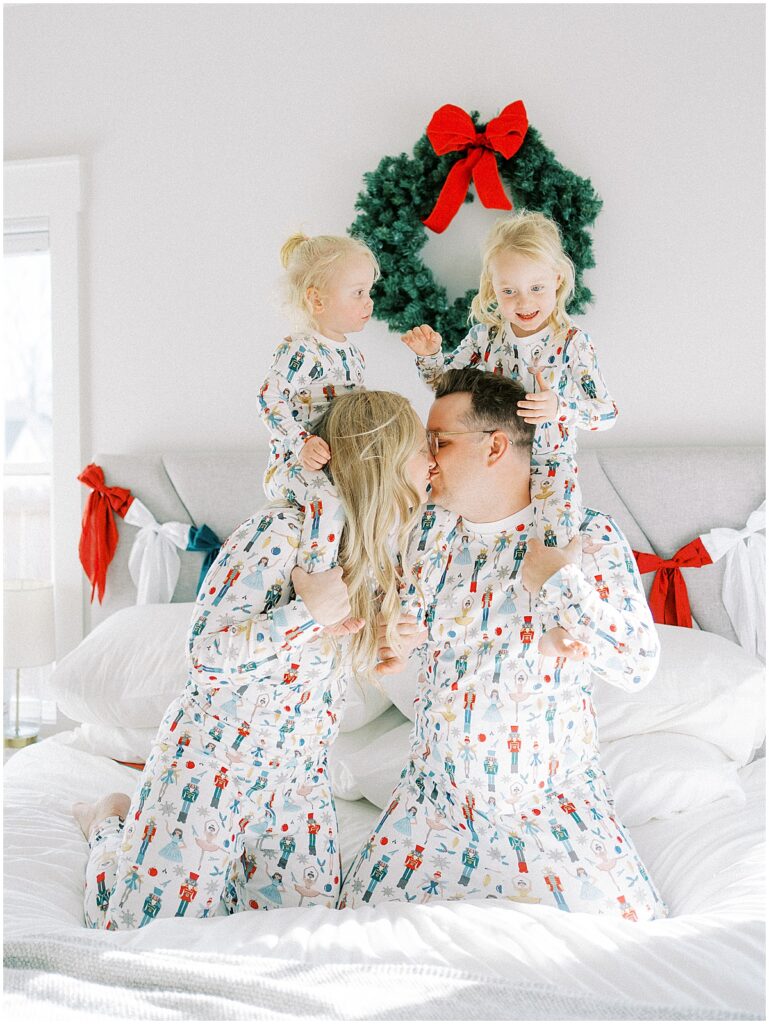 Kaitlin Mendoza is an in-home Indianapolis family photographer that captured holiday magic and moments with The Smith family.