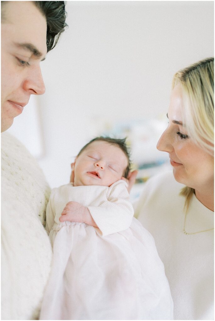 Kaitlin Mendoza captured newborn photography in Indianapolis for these first time parents and their sweet baby Tia.