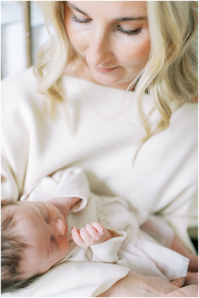 Kaitlin Mendoza captured newborn photography in Indianapolis for these first time parents and their sweet baby Tia.