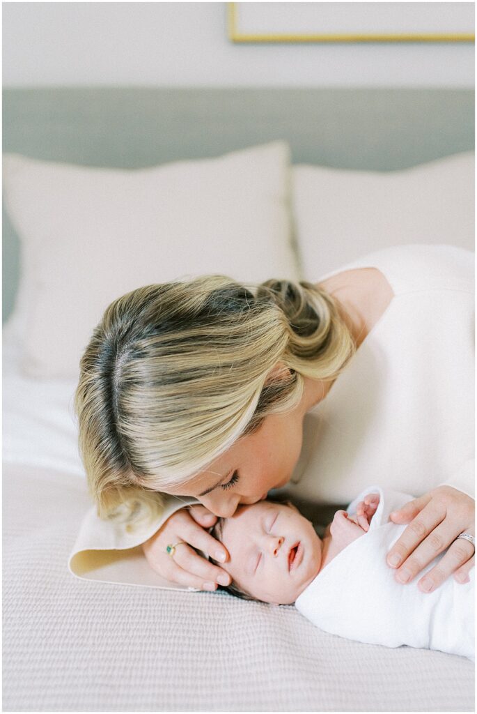 Kaitlin Mendoza captured newborn photography in Indianapolis for these first time parents and their sweet baby Tia.