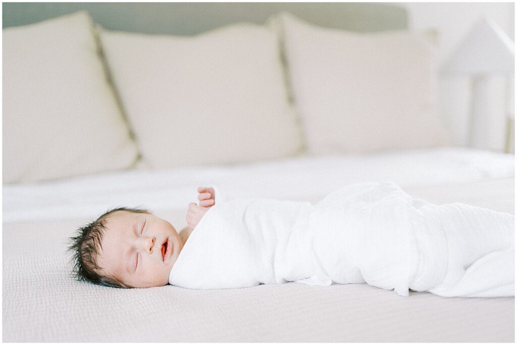 Kaitlin Mendoza captured newborn photography in Indianapolis for these first time parents and their sweet baby Tia.