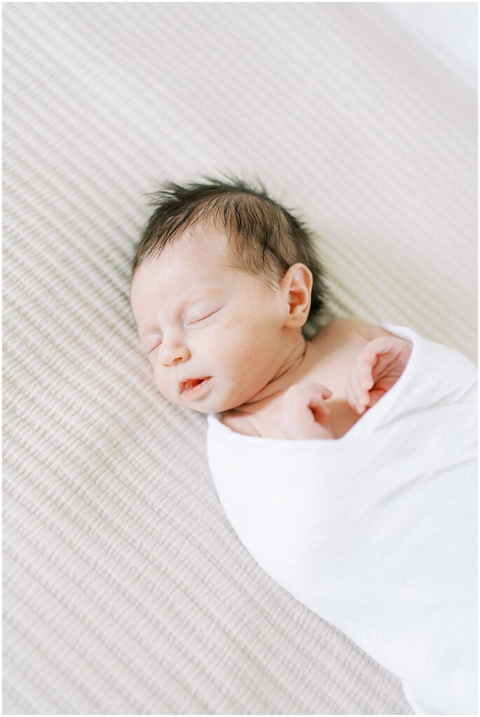 Kaitlin Mendoza captured newborn photography in Indianapolis for these first time parents and their sweet baby Tia.