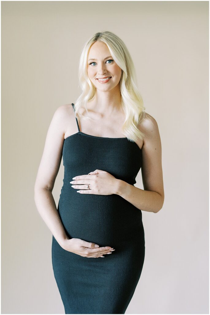 Kaitlin Mendoza Photography captured intimate maternity photos in Indianapolis for glowing mama-to-be.