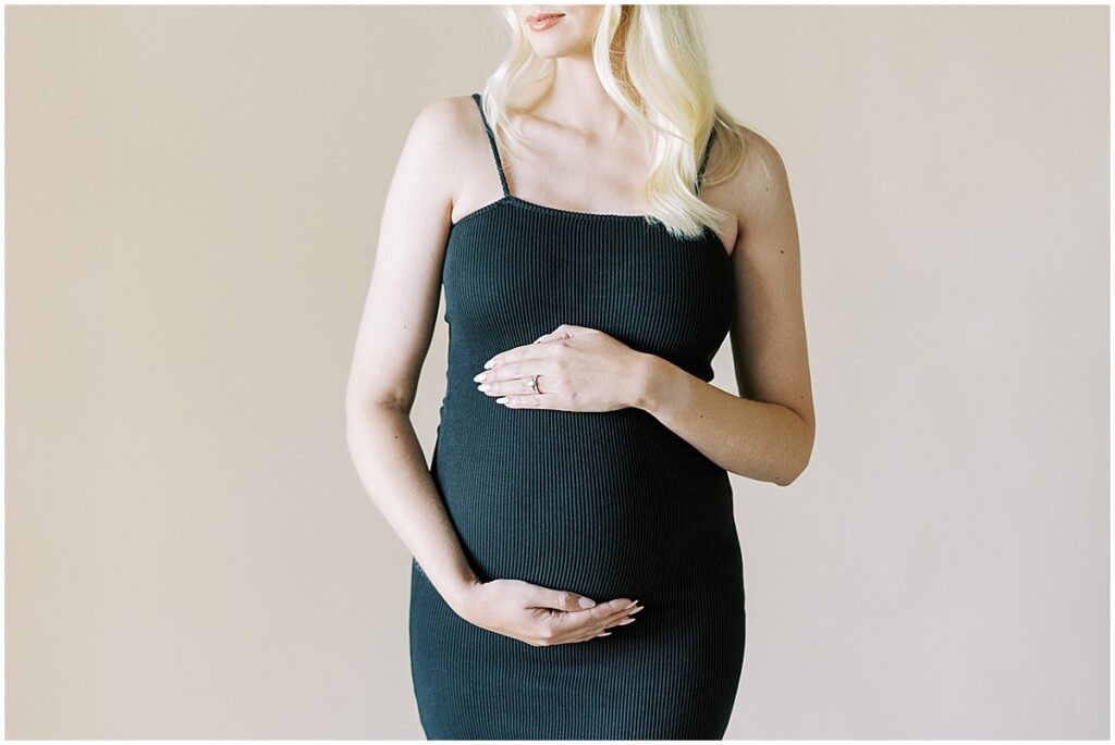 Kaitlin Mendoza Photography captured intimate maternity photos in Indianapolis for glowing mama-to-be.