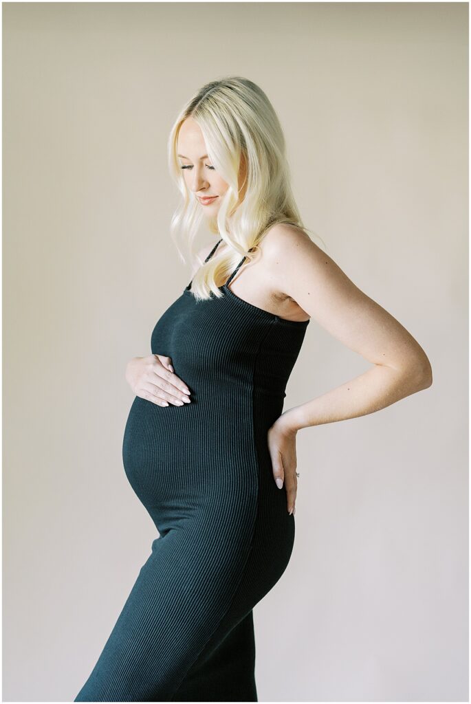 Kaitlin Mendoza Photography captured intimate maternity photos in Indianapolis for glowing mama-to-be.