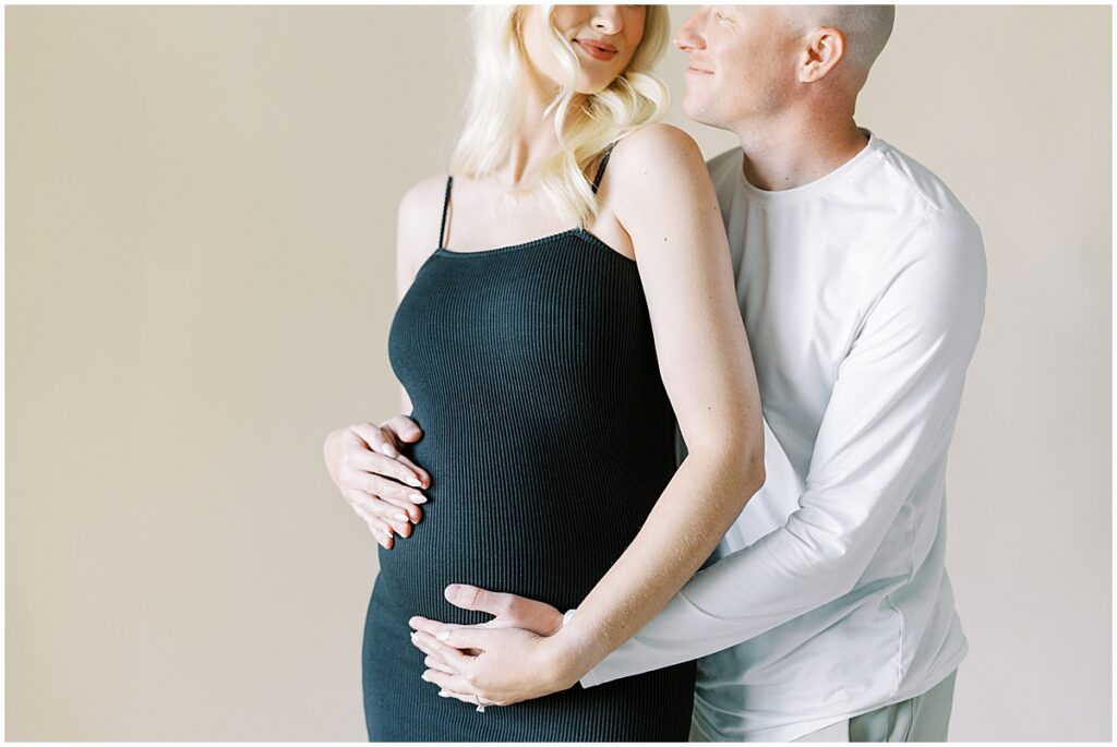 Kaitlin Mendoza Photography captured intimate maternity photos in Indianapolis for glowing mama-to-be.