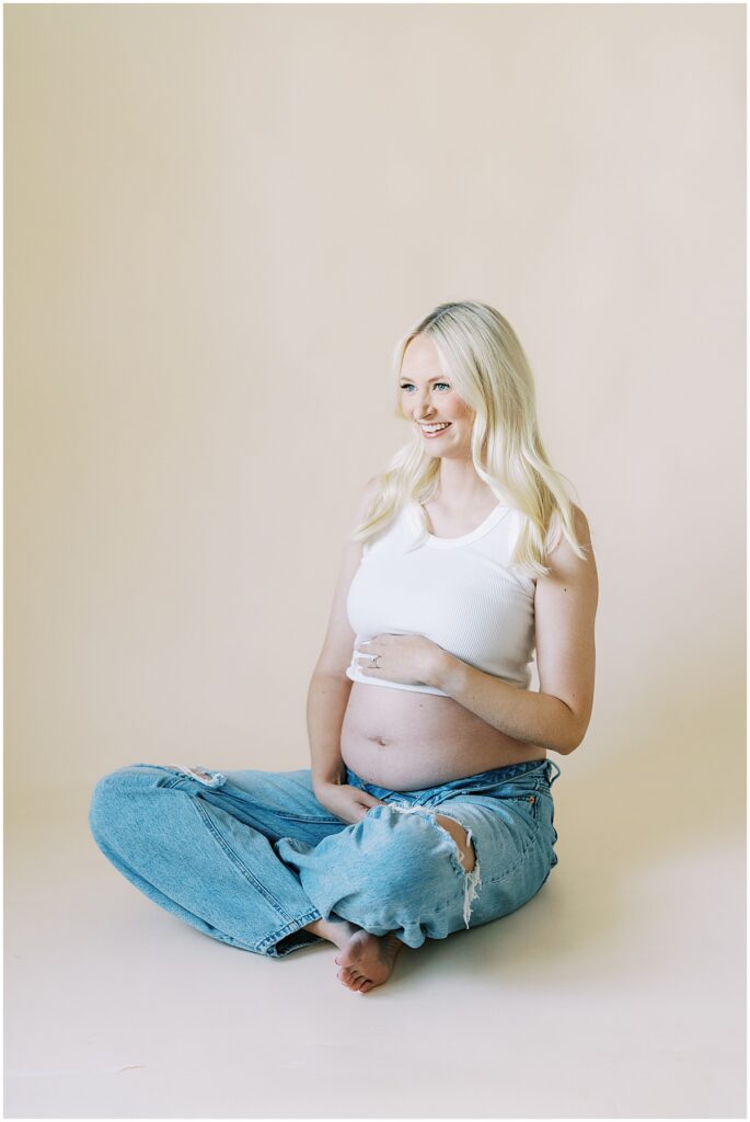 Kaitlin Mendoza Photography captured intimate maternity photos in Indianapolis for glowing mama-to-be.