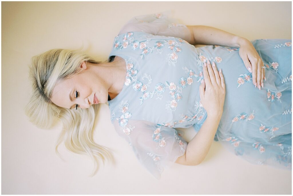 Kaitlin Mendoza Photography captured intimate maternity photos in Indianapolis for glowing mama-to-be.