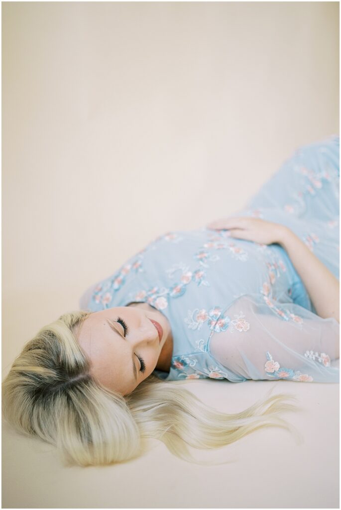 Kaitlin Mendoza Photography captured intimate maternity photos in Indianapolis for glowing mama-to-be.