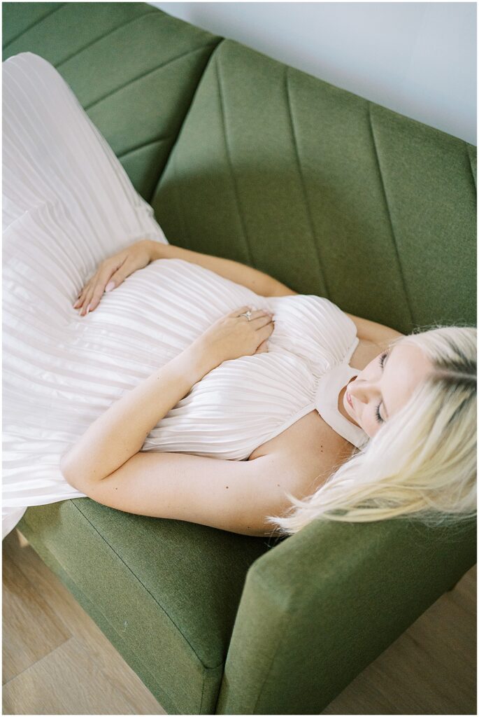 Kaitlin Mendoza Photography captured intimate maternity photos in Indianapolis for glowing mama-to-be.