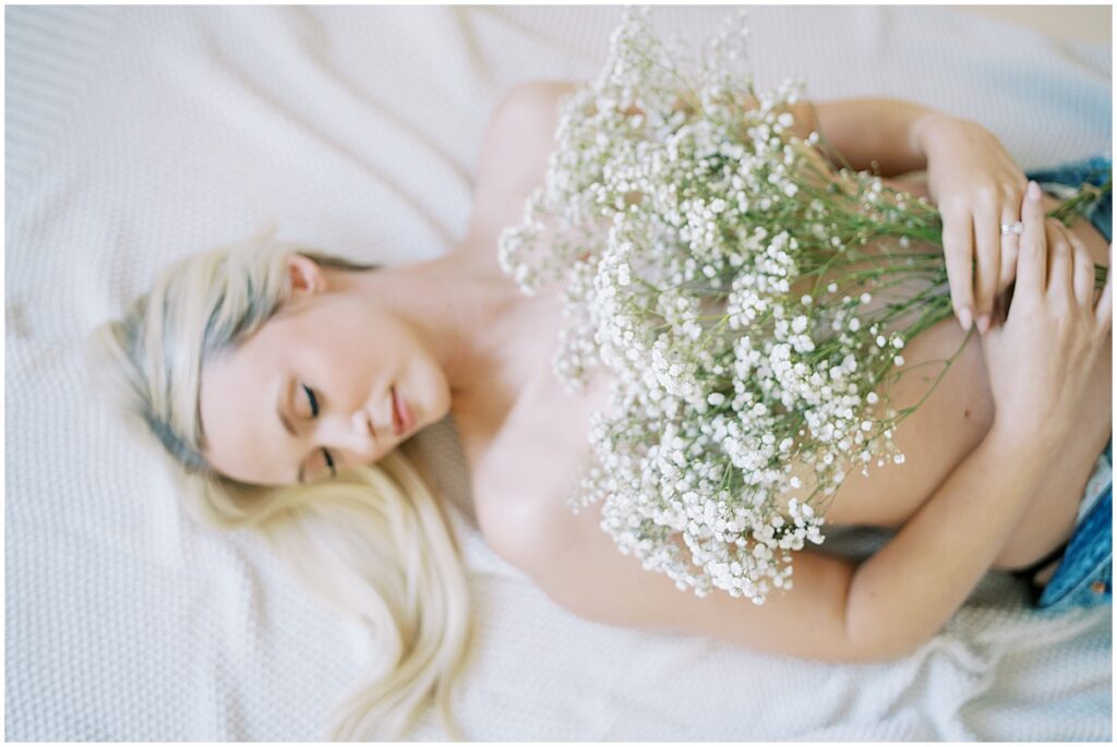 Kaitlin Mendoza Photography captured intimate maternity photos in Indianapolis for glowing mama-to-be.