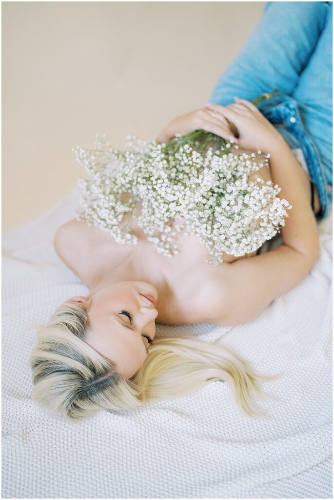 Kaitlin Mendoza Photography captured intimate maternity photos in Indianapolis for glowing mama-to-be.