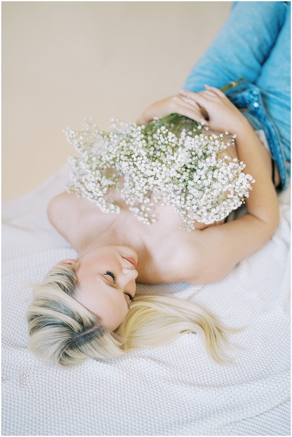 Kaitlin Mendoza Photography captured intimate maternity photos in Indianapolis for glowing mama-to-be.