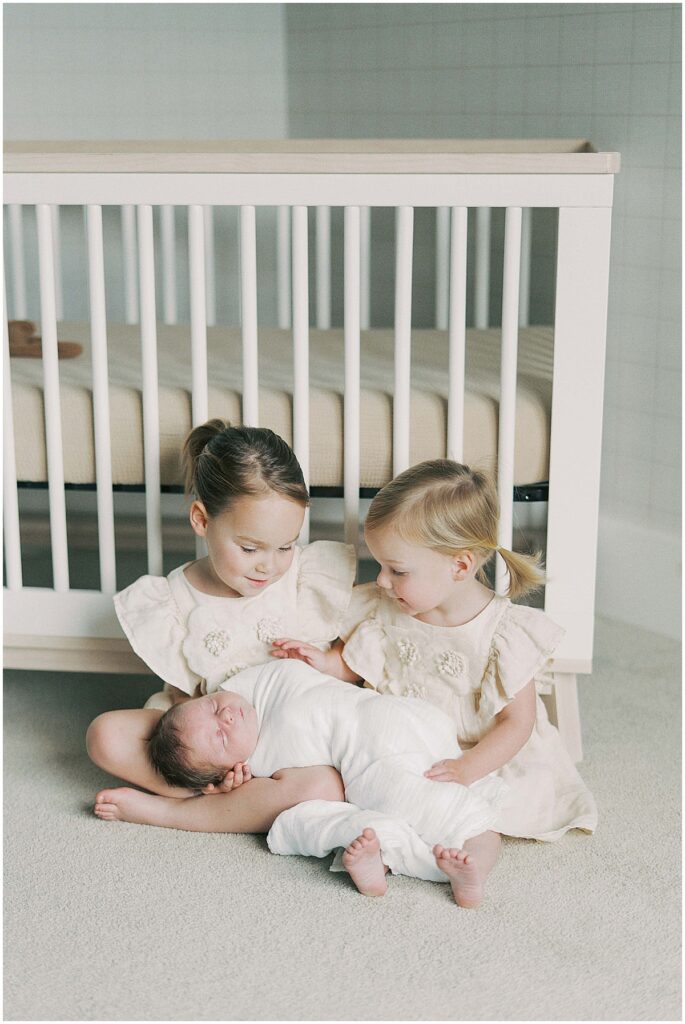 Kaitlin Mendoza captures Carmel, Indiana newborn photography of baby Noah during an in-home photo session.