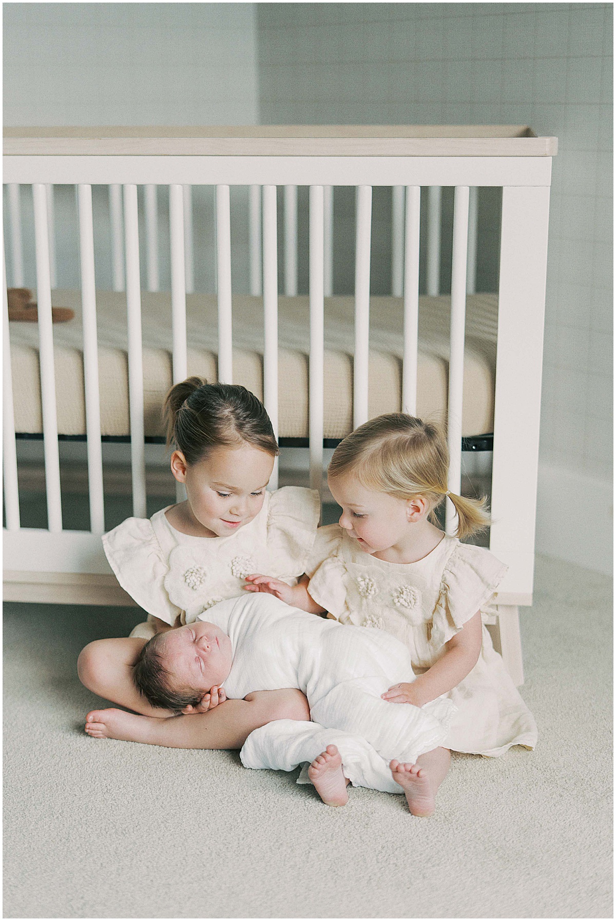 Kaitlin Mendoza captures Carmel, Indiana newborn photography of baby Noah during an in-home photo session.