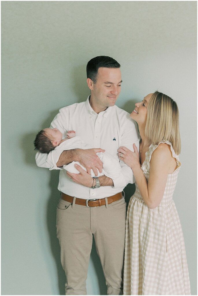 Kaitlin Mendoza captures Carmel, Indiana newborn photography of baby Noah during an in-home photo session.
