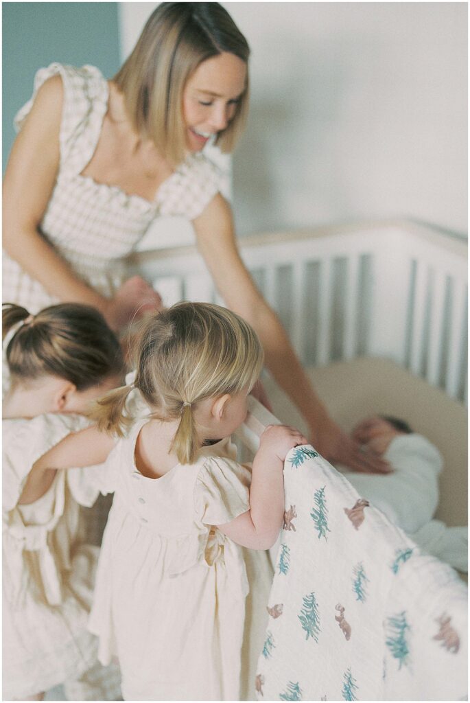 Kaitlin Mendoza captures Carmel, Indiana newborn photography of baby Noah during an in-home photo session.