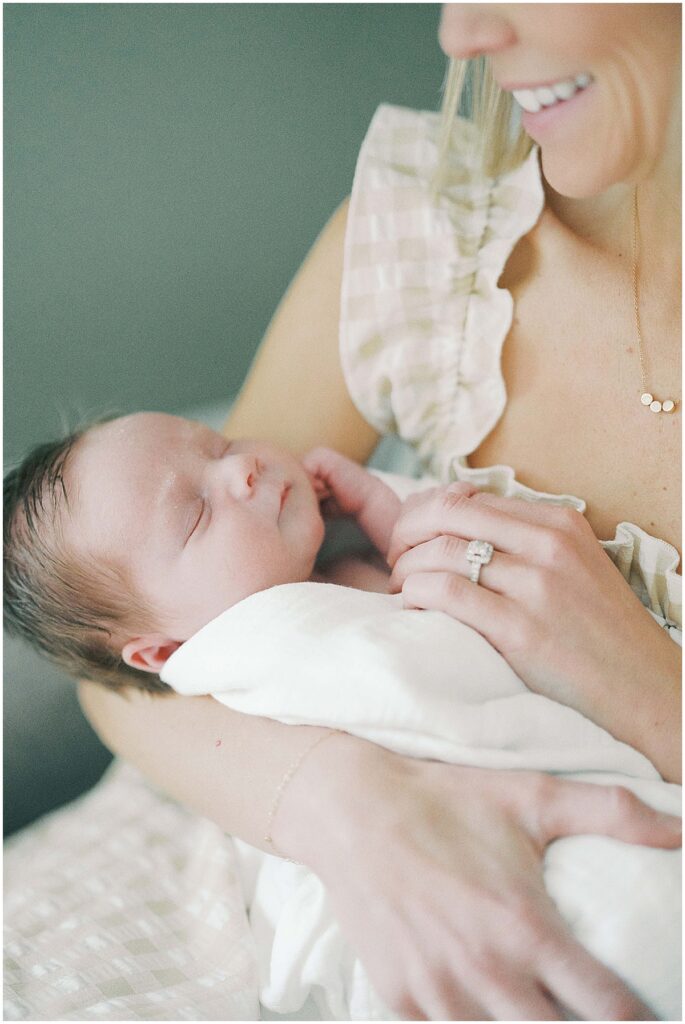 Kaitlin Mendoza captures Carmel, Indiana newborn photography of baby Noah during an in-home photo session.