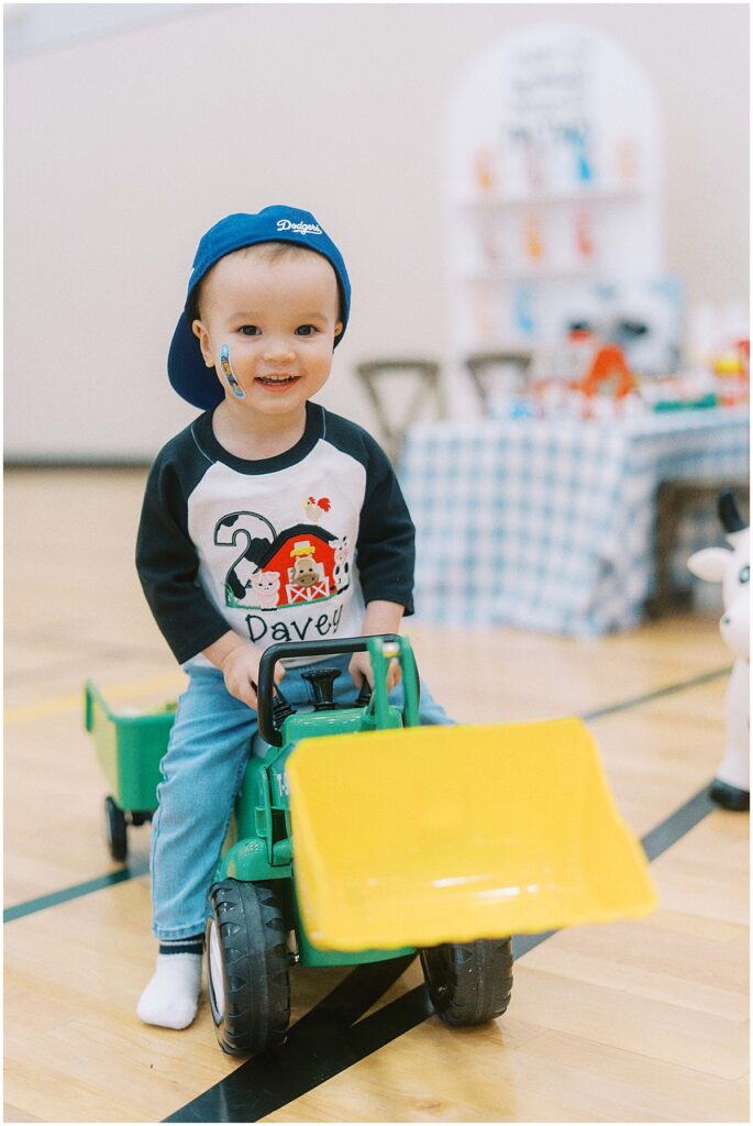 Kaitlin Mendoza is a kids birthday photographer in Indianapolis that captured Davey’s On The Farm themed 2nd birthday party at Holliday Farms.