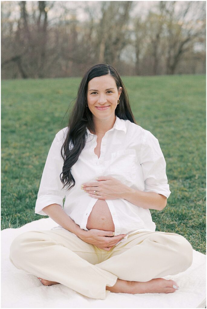 Kaitlin Mendoza is a maternity photographer in Indianapolis, Indiana that captured Taylor’s maternity photo session.