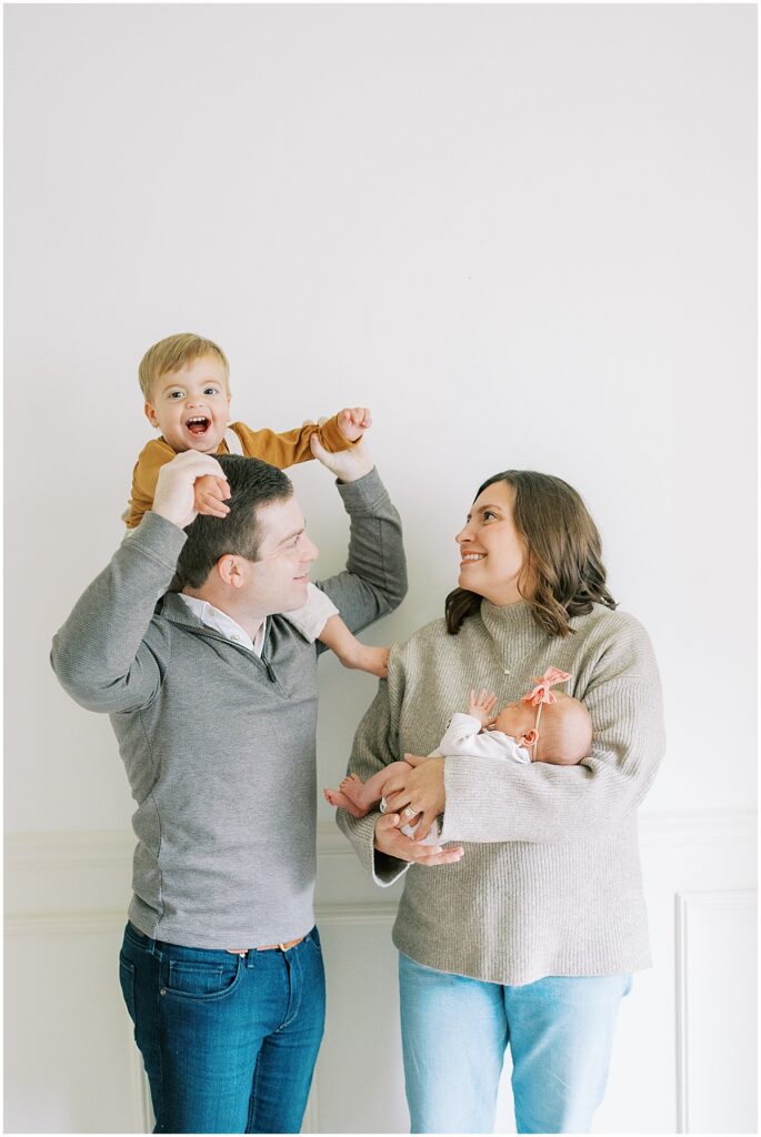 Boy sits on dad's shoulders during Indianapolis family photos