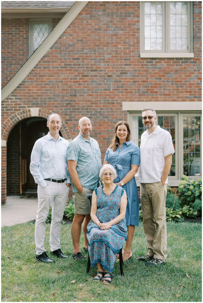 Extended family at home photo session in Indianapolis
